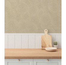 Keukenscène met gestructureerd behang en houten werkblad