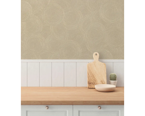 Keukenscène met gestructureerd behang en houten werkblad