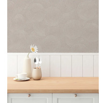 Behang met cirkelvormig patroon en keukendecoratie op een werkblad