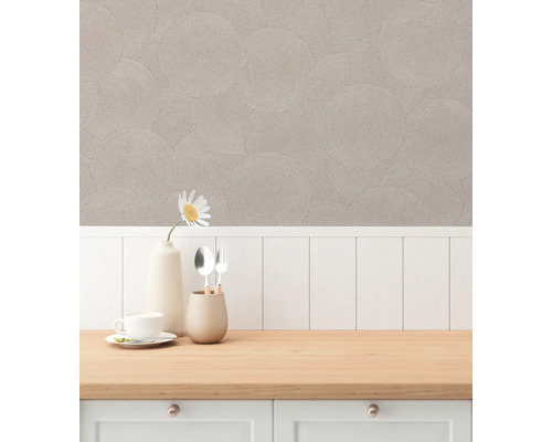 Behang met cirkelvormig patroon en keukendecoratie op een werkblad