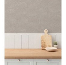 Decoratief behang met cirkelpatroon in een lichte keuken met houten werkblad