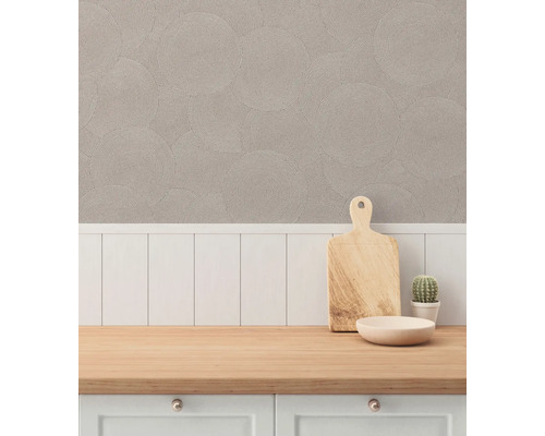 Decoratief behang met cirkelpatroon in een lichte keuken met houten werkblad