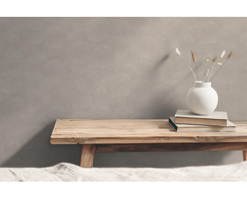 Wand met cirkelpatroon, houten tafel, vaas en boeken