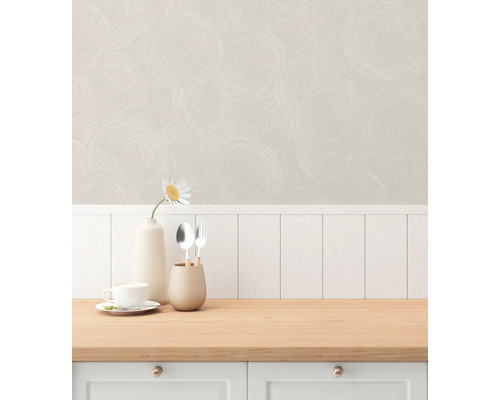 Scene met patroonbehang, servies en decoratie op een aanrecht.