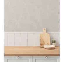 Lichte keuken met houten aanrechtblad, snijplank en behang met motief