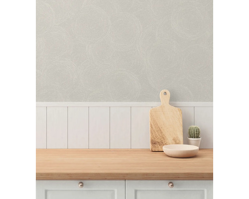 Lichte keuken met houten aanrechtblad, snijplank en behang met motief