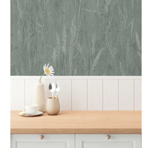 Keukenscène met behang met grasdesign, servies en houten werkblad