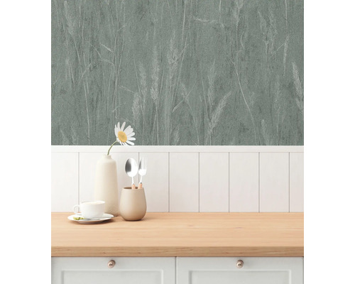 Keukenscène met behang met grasdesign, servies en houten werkblad