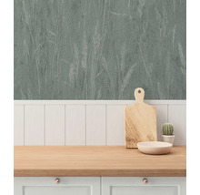 Keukenscène met behang met plantenmotief, snijplank, schaal en cactus