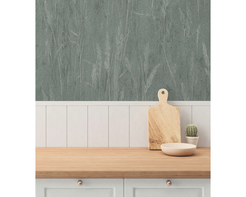 Keukenscène met behang met plantenmotief, snijplank, schaal en cactus