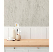 Decoratieve wand met behang in interieur en keukengerei op het aanrecht