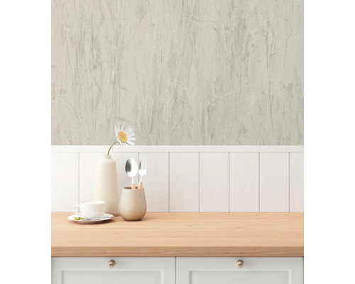 Decoratieve wand met behang in interieur en keukengerei op het aanrecht