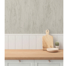 Keukenscène met houten werkblad, snijplank, kom, cactus en patroonbehang