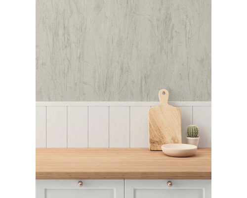 Keukenscène met houten werkblad, snijplank, kom, cactus en patroonbehang