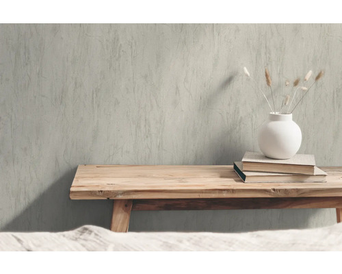 Decoratieve muur met houten bank, boeken en vaas