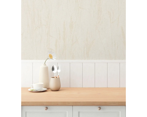 Scene van een aanrecht met servies, vaas en decoratie