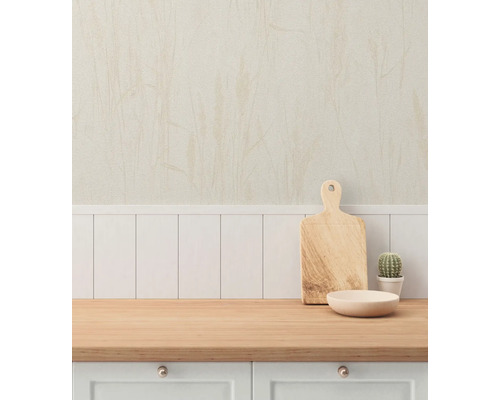 Keukenscène met houten snijplank, kom en cactus op een werkblad.