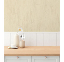 Licht behang met textielpatroon in een eetkamer met servies en decoratie op een houten tafel