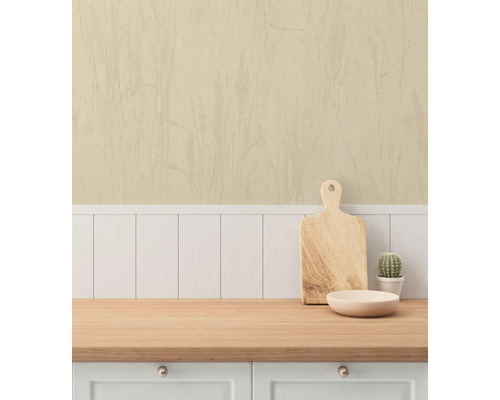 Lichte keuken met houten werkblad, snijplank en cactus