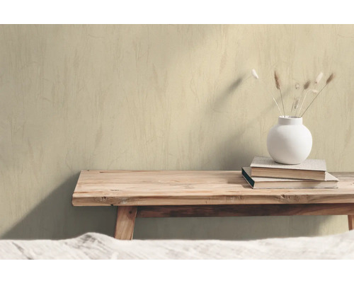 Wanddecoratie met houten bank, boeken en vaas