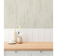 Keukenscène met behang met plantenpatroon, servies en houten werkblad.