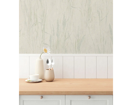 Keukenscène met behang met plantenpatroon, servies en houten werkblad.