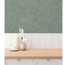 Keukenscène met gedessineerd behang, servies en houten werkblad