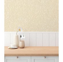 Interieur met patroonbehang boven witte lambrisering en houten werkblad