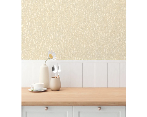 Interieur met patroonbehang boven witte lambrisering en houten werkblad