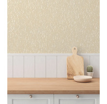 Lichte keuken met behang, houten werkblad, snijplank, schaal en cactus