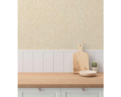 Lichte keuken met behang, houten werkblad, snijplank, schaal en cactus