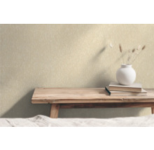 Wand met vliesbehang, boeken en bloemenvaas op een houten tafel