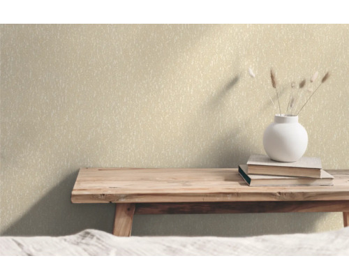 Wand met vliesbehang, boeken en bloemenvaas op een houten tafel