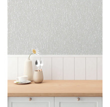 Woonkameropstelling met gestructureerd behang, tafel en decoratie