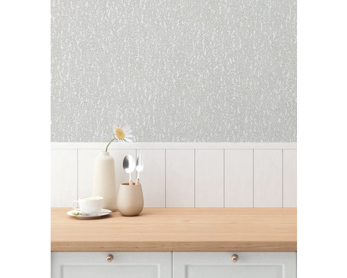 Woonkameropstelling met gestructureerd behang, tafel en decoratie