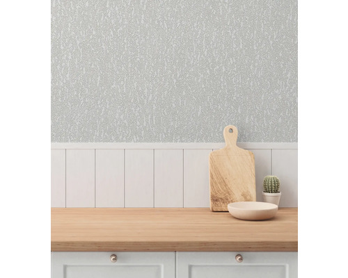 Keukenscène met patroonbehang, snijplank, kom en cactus op een werkblad