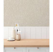 Behang met bloemmotief boven een toonbank met gerechten en decoratie