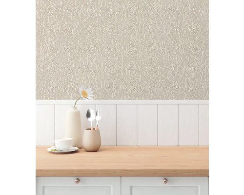 Behang met bloemmotief boven een toonbank met gerechten en decoratie