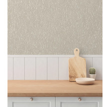 Scene met gestructureerd behang, snijplank, schaal en cactus op een aanrecht