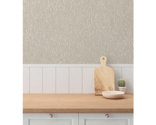 Scene met gestructureerd behang, snijplank, schaal en cactus op een aanrecht