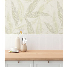 Scene met bloemenbehang in een lichte kamer.