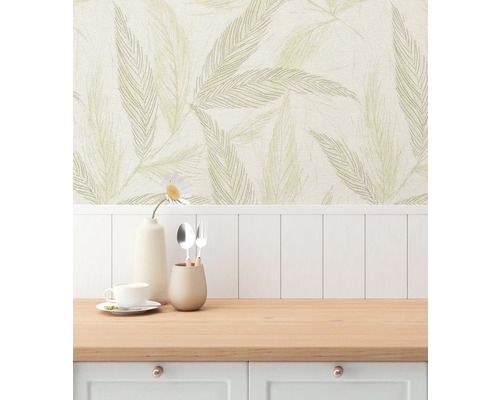 Scene met bloemenbehang in een lichte kamer.