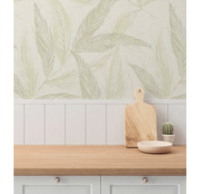 Keukenscène met werkblad, snijplank, schaal, cactus en behang met plantmotief