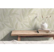 Kamerweergave met behang met bladerpatroon, houten tafel en decoraties