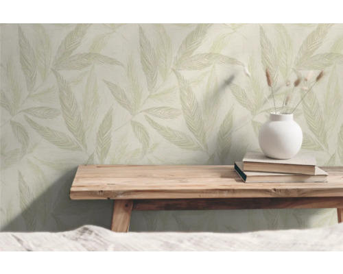 Kamerweergave met behang met bladerpatroon, houten tafel en decoraties