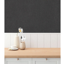 Close-up van een gestructureerd, donker behang binnenshuis