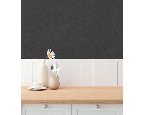 Close-up van een gestructureerd, donker behang binnenshuis