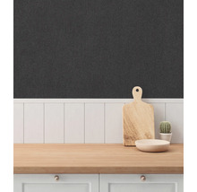 Gedetailleerde weergave van een keuken met textielbehang, een houten werkblad, een snijplank en een plant.