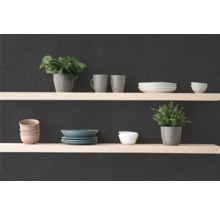 Planken met servies en decoratie voor een lichte en georganiseerde sfeer.