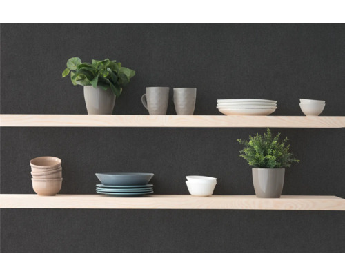 Planken met servies en decoratie voor een lichte en georganiseerde sfeer.